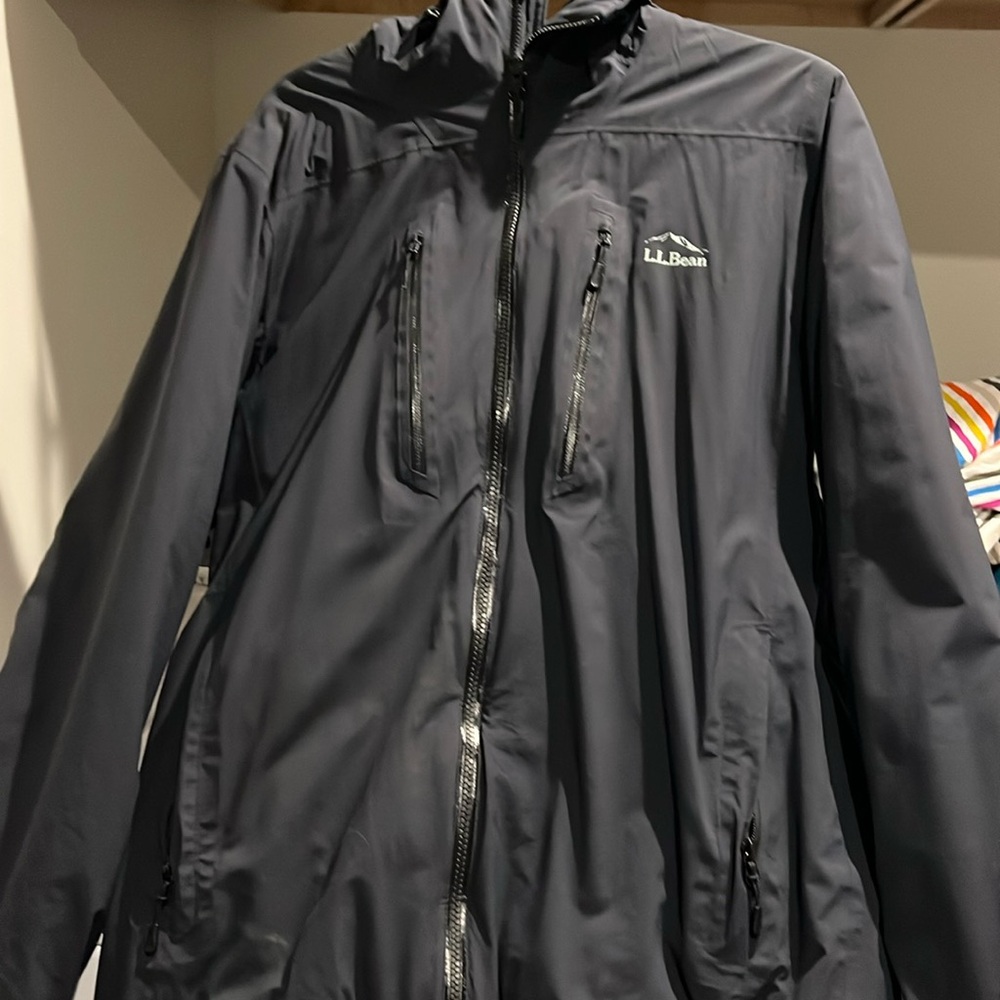 Men’s LLBean Medium Black Thin Insulated Winter Jacket. Like New Condition.